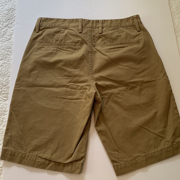 GUC Mens Gap khaki shorts, size 30. Minor fading flaws noted. - Picture 4 of 7